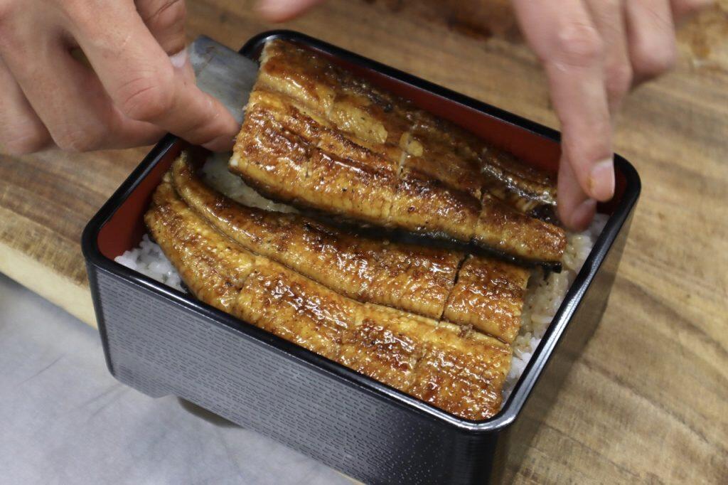 パリッパリにこんがり焼かれた皮目と、ふっくらした身の旨みが甘めのタレと絶妙にマッチ