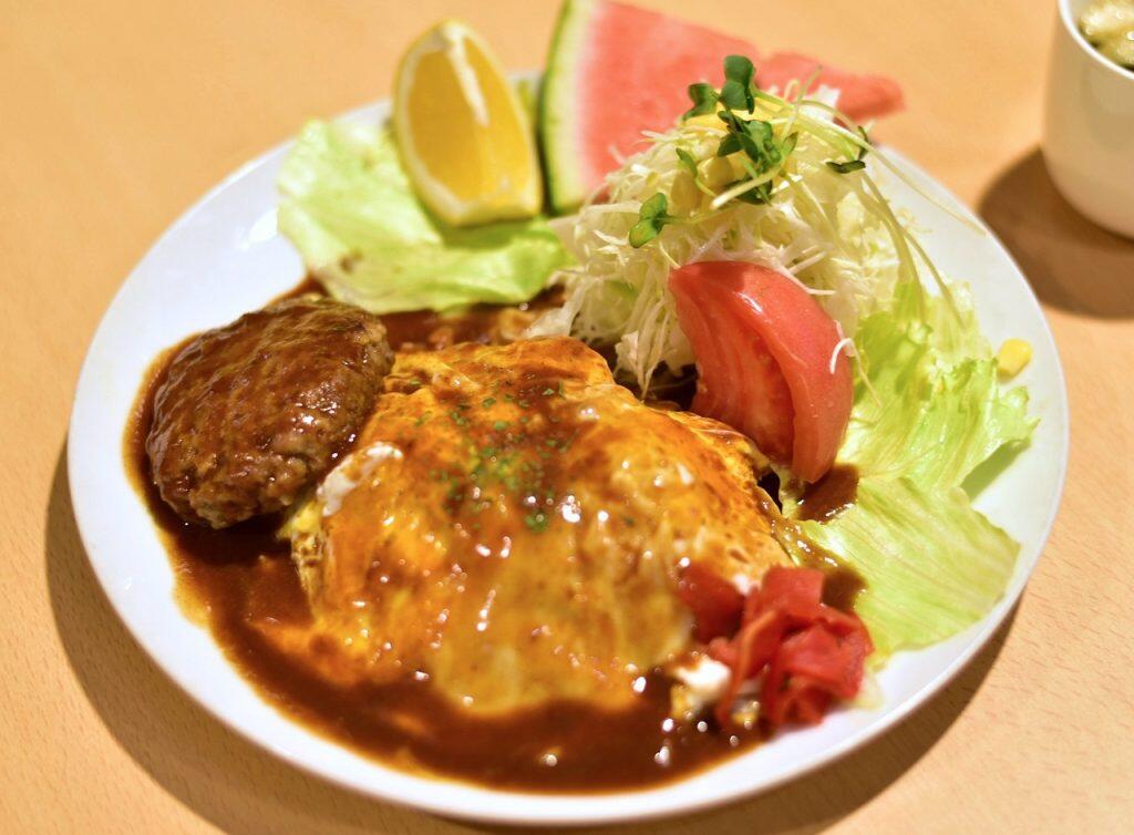 老舗喫茶店のオーナーが開業した「ムラカフェ ひだか」は、ケチャップかデミグラスソースかを選べるオムライスや「ハンバーグオムライス」が評判の美味しさ!