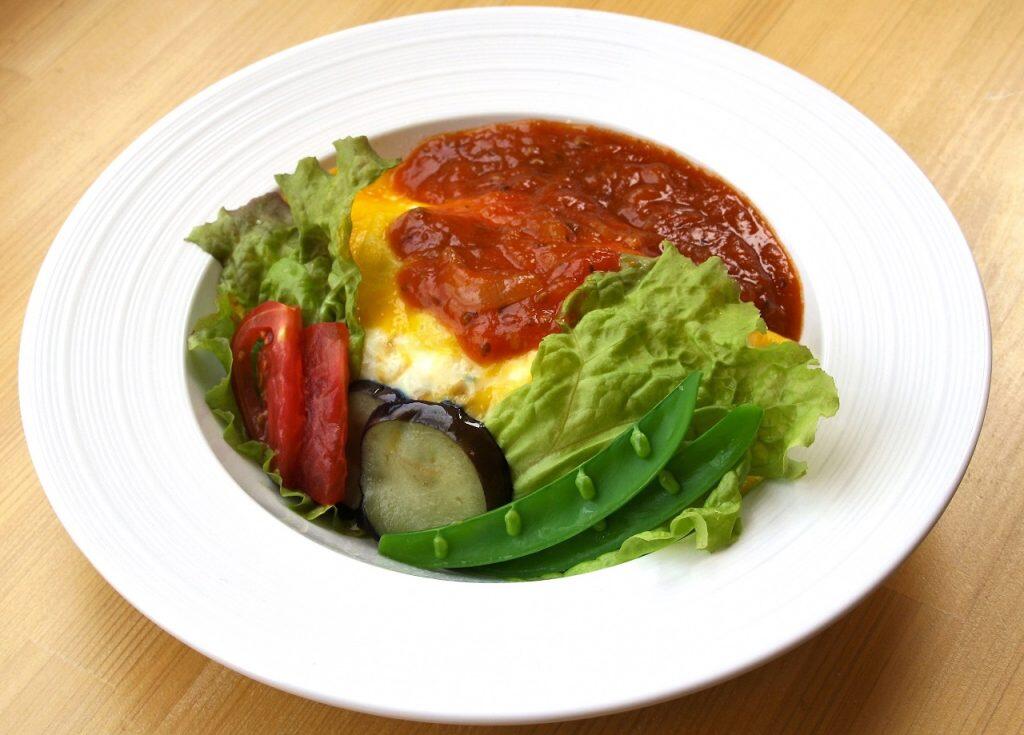 自社製造のトマトピューレやソースを使った「とまとオムライス」や「和風あんかけオムライス」がイチオシ