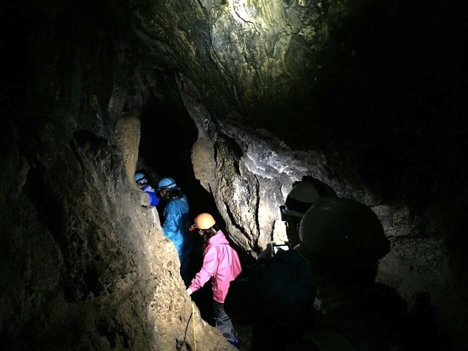 ガイドさんの案内で垂直10mのはしごを登ったり、地底湖を探検したり、スリル満点の冒険が楽しめます。