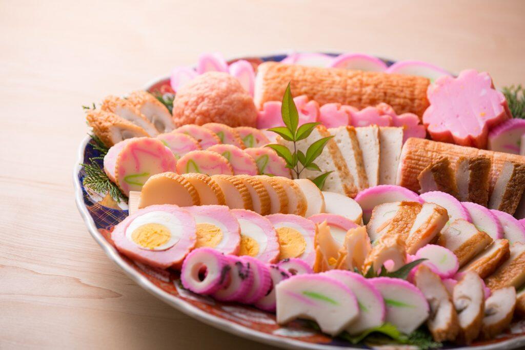 熟練した職人が丁寧に手作業でかまぼこ