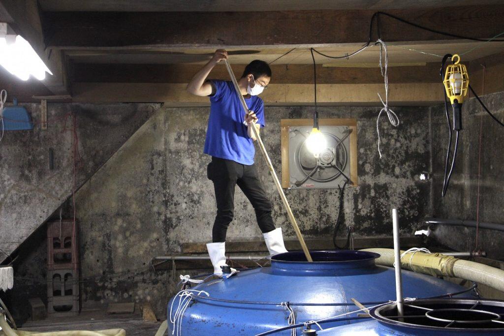 「ダバダ火振」は手作業でひとつずつ選別した良い栗のみをたっぷり使用し、栗の香りを封じ込めるように低温でじっくり蒸留