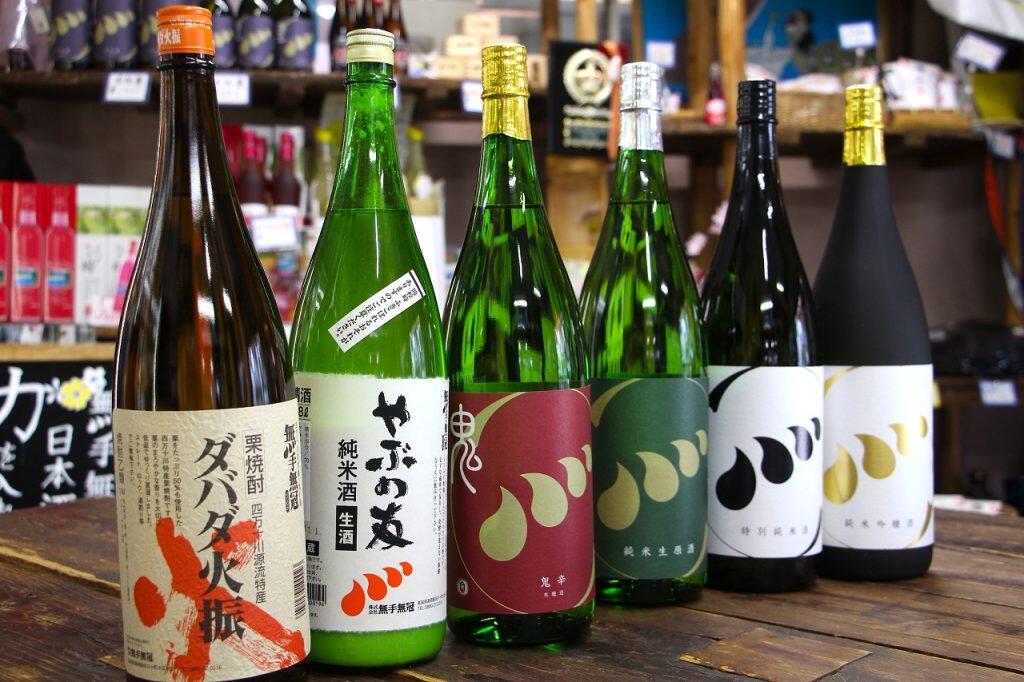 主力商品である栗焼酎「ダバダ火振」のほか、四万十川流域の畑で無農薬栽培したお米・ヒノヒカリを使った日本酒