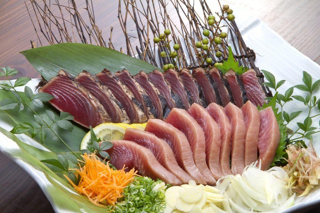 高知県産のユズが入ったタタキのたれや、同じく高知県産のニンニクや生姜を使った薬味もセット