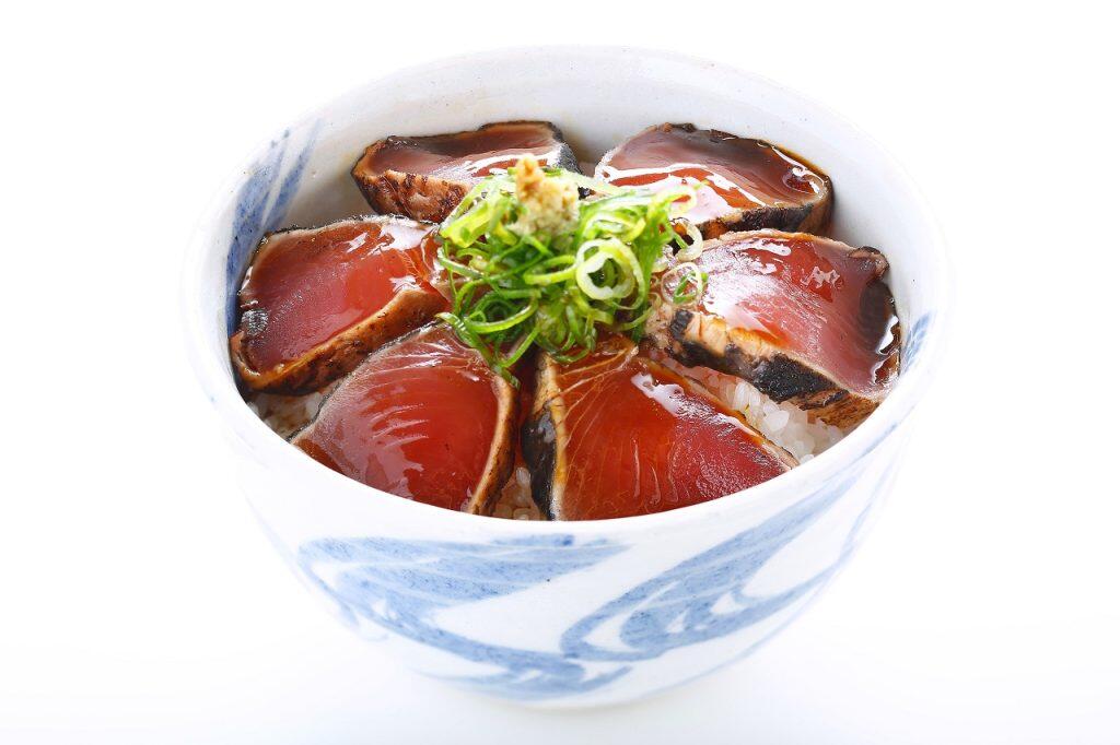 ホカホカのご飯に乗せるだけで美味しい鰹のたたき丼のできあがり