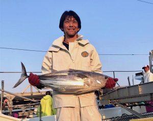 一匹ずつ海から引き上げる一本釣りは、巻網漁などとは違い鰹同士がぶつかり合うことがないため、傷が付きにくく、状態の良いまま凍結させることができます