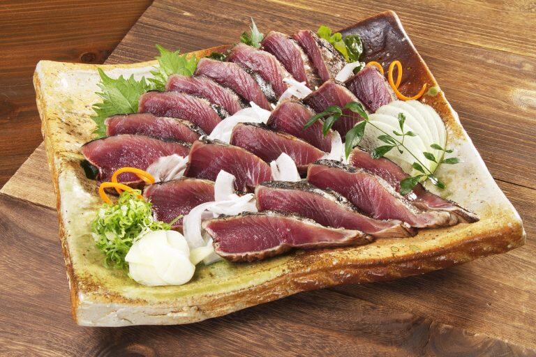 「明神水産」がこだわり抜いた「藁焼き鰹たたき」