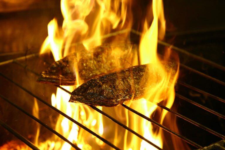 高温で鰹の表面部分を豪快に焼き上げることで、藁の芳ばしい香りを纏った「藁焼き鰹たたき」