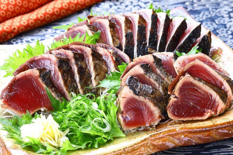 皮の下の脂が溶けて、もっちりとした赤い身となじみ、鮮度抜群の旨みが楽しめる、最も美味しい状態