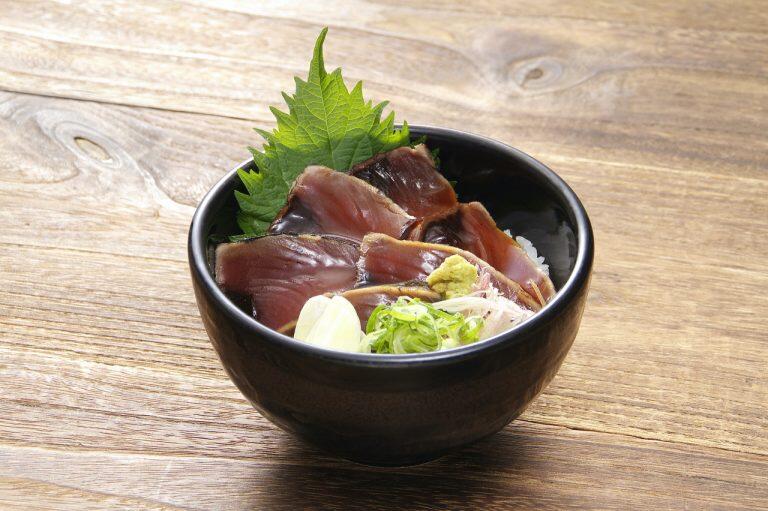 解凍してご飯に乗せるだけで美味しいかつお丼が楽しめる優れもの