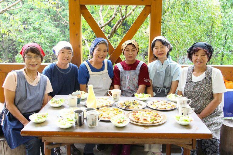 今年3月に開所した「集落活動センター なめかわ」が運営する「ふれあいの里 なめかわ」は、代表を務める細川さん(人物写真の右端)が、美しい行川を望む実家の土地を地域の方と交流できる場所にしたいという思いから、つくりあげた施設