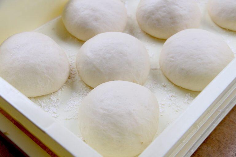 人気のピザ作り体験(1週間前までに要予約、5名以上から予約可能)では、「ふれあいの里 なめかわ」に所属する地元のお母さんたちのレクチャーを受けながら、本格ピザ作りが楽しめます