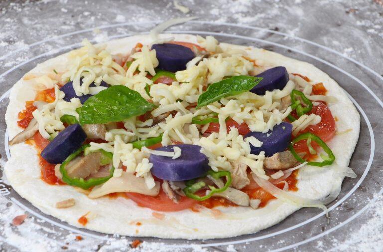 人気のピザ作り体験(1週間前までに要予約、5名以上から予約可能)では、「ふれあいの里 なめかわ」に所属する地元のお母さんたちのレクチャーを受けながら、本格ピザ作りが楽しめます