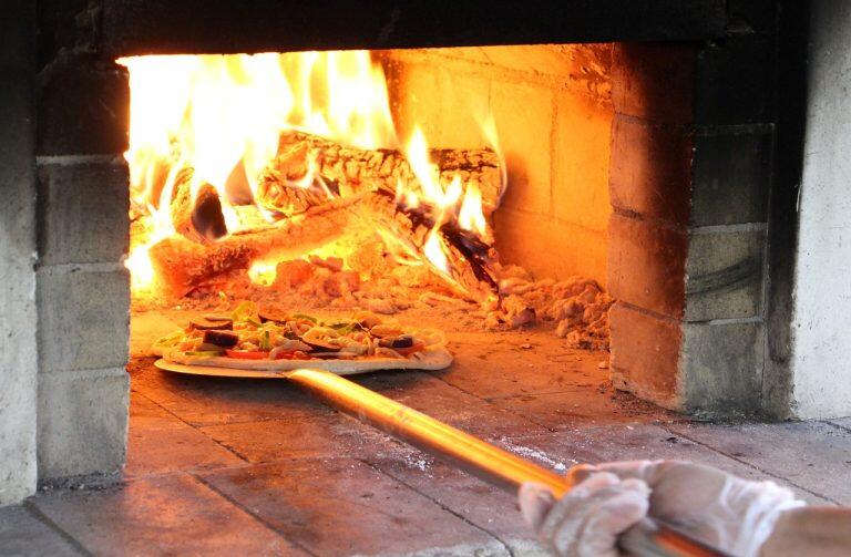 人気のピザ作り体験(1週間前までに要予約、5名以上から予約可能)では、「ふれあいの里 なめかわ」に所属する地元のお母さんたちのレクチャーを受けながら、本格ピザ作りが楽しめます