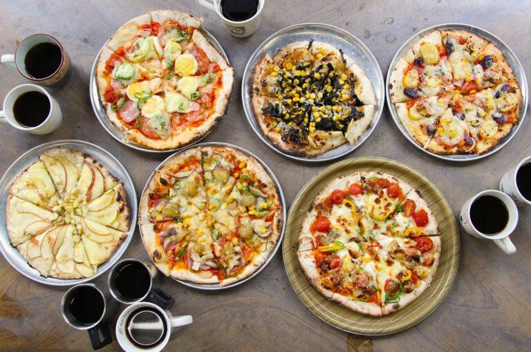 見てください!とっても美味しそうに焼き上がりました♪石釜で一気に焼くからこそのふんわりもちっとした生地は、具材や手作りソースとの相性バツグンで、薪の芳ばしい香りが食欲をそそります!