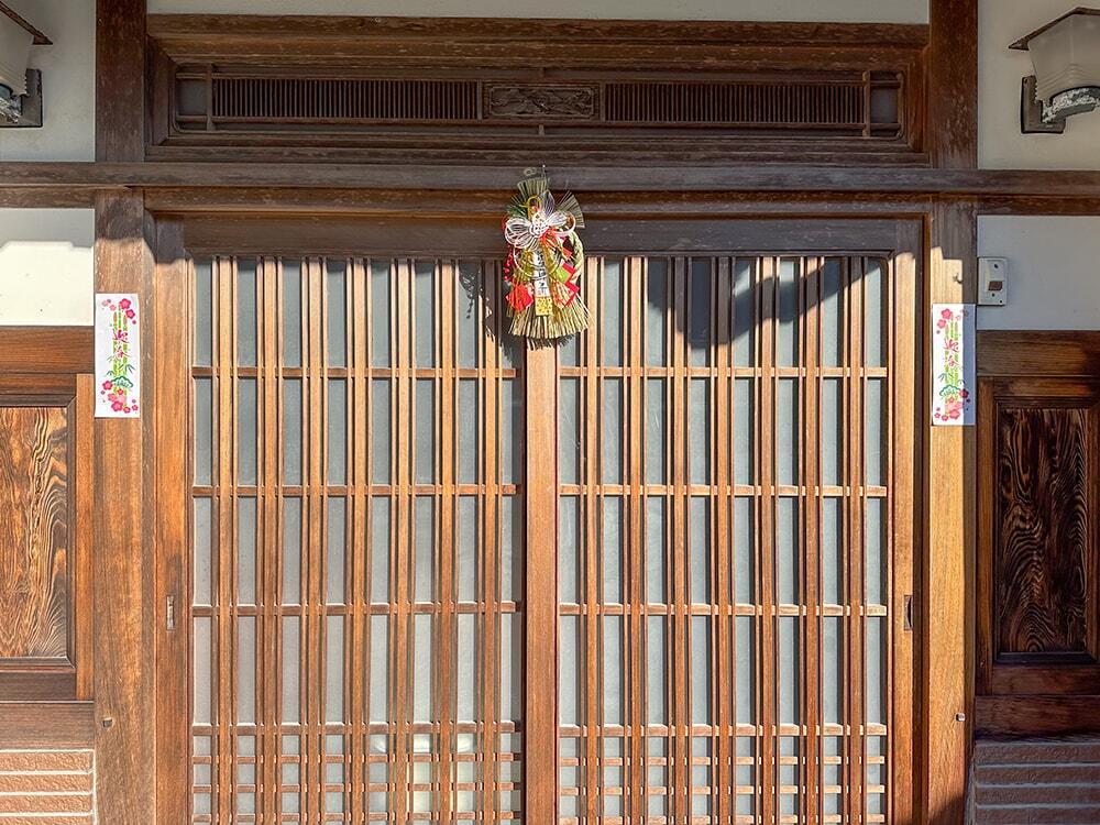紙の門松を玄関扉に飾っている写真