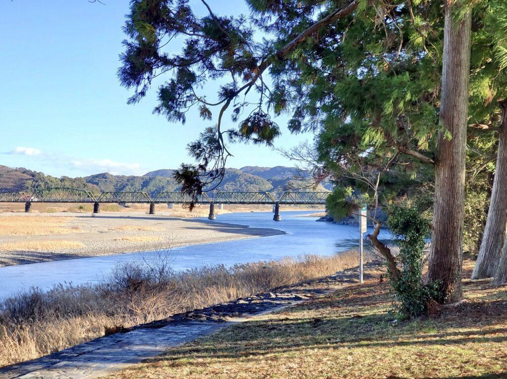 仁淀川橋を渡ってすぐのところに見える、木の温もり溢れる建物が「水辺の駅 仁淀川にこにこ館」