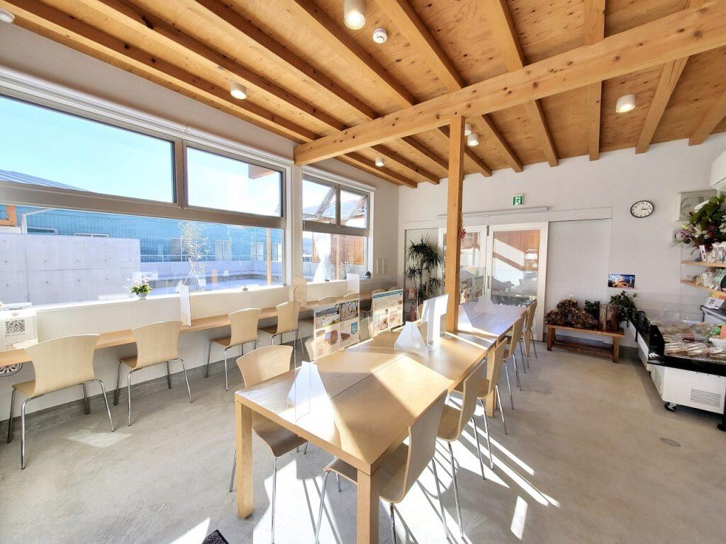 開放感のある入口をすすむと、地元の女性メンバーが手作りするフードメニューがお出迎え