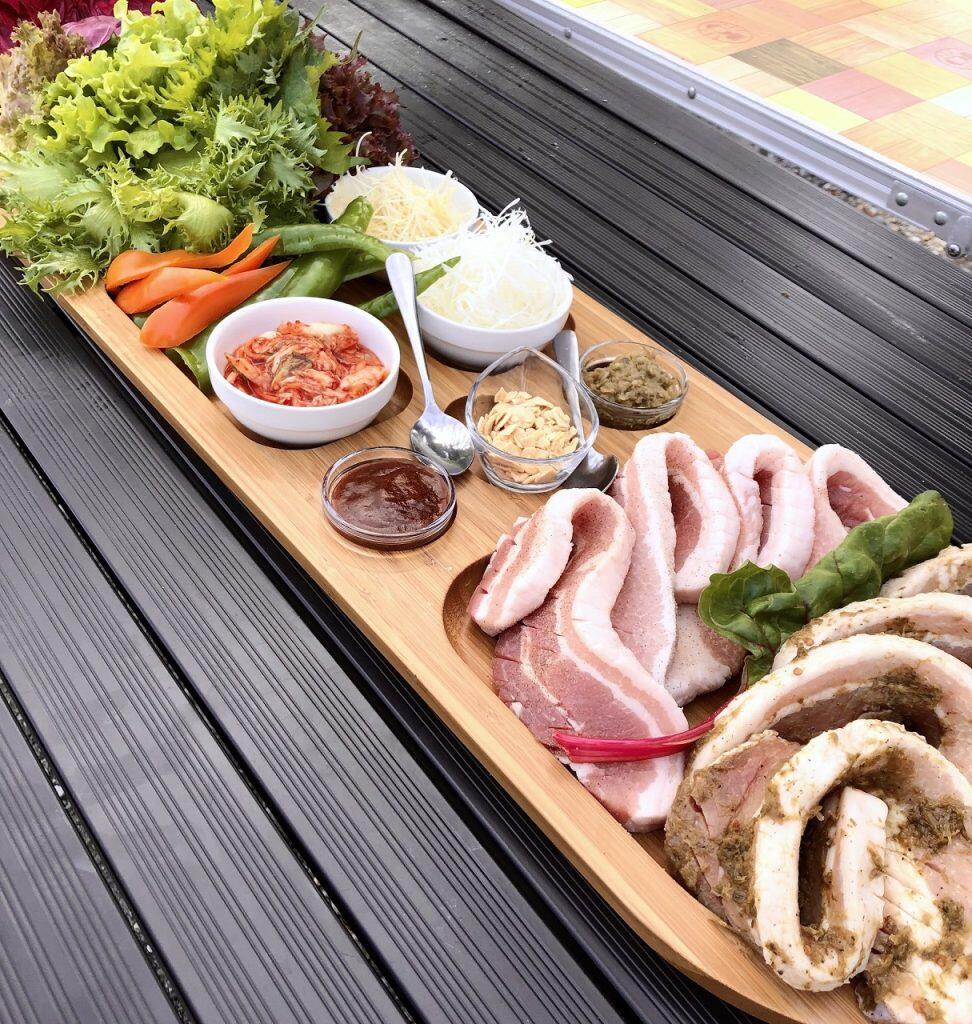 アウトドアグッズに土佐あかうしや地元野菜がセットになったコースもあるので、手ぶらでも川原でバーベキューを楽しめちゃうんです