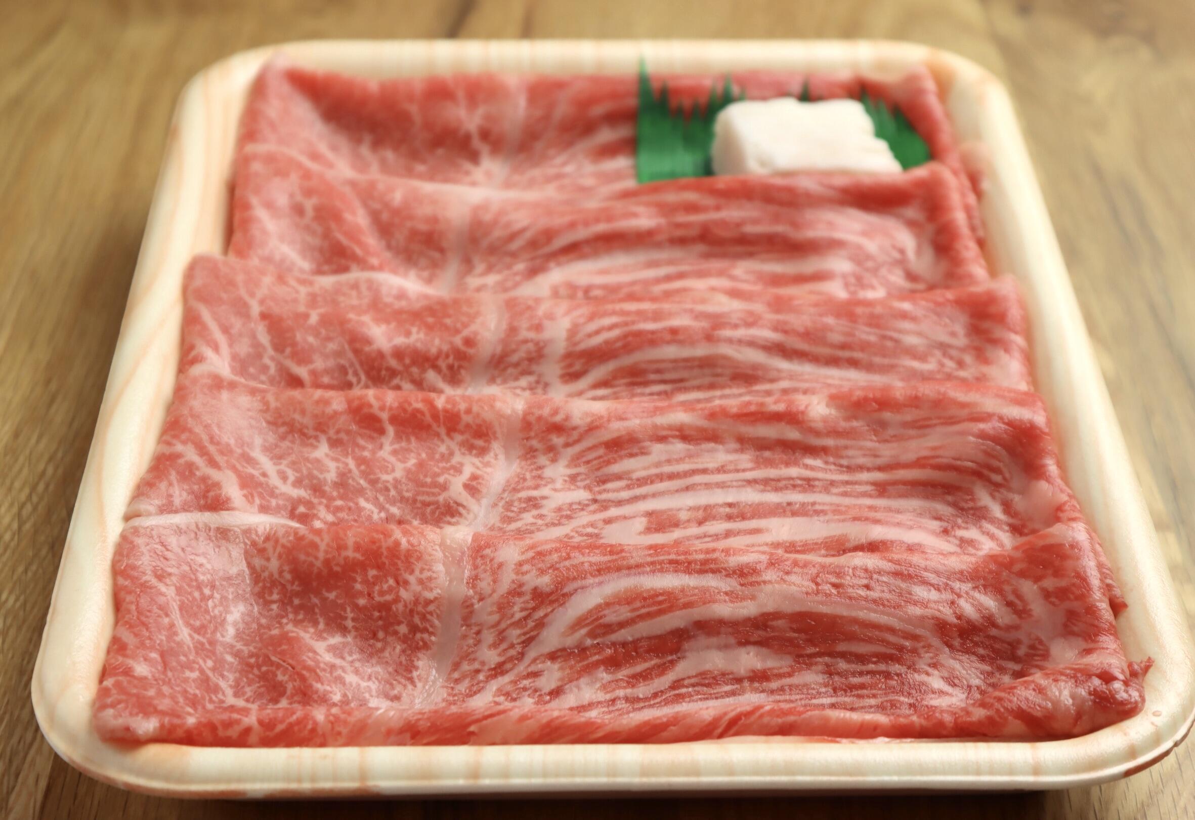 すき焼き用にカットされた高知県産黒毛和牛のもも肉