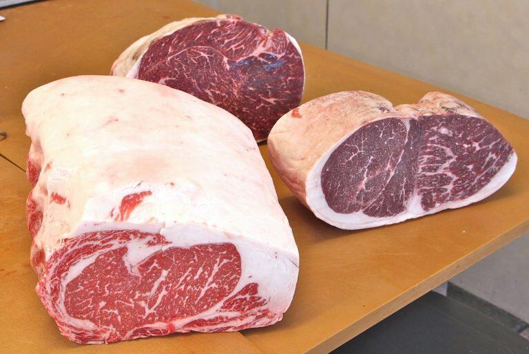 ほどよく入ったサシが食欲をそそる「にくや牛正」自慢の高知県産黒毛和牛のもも肉