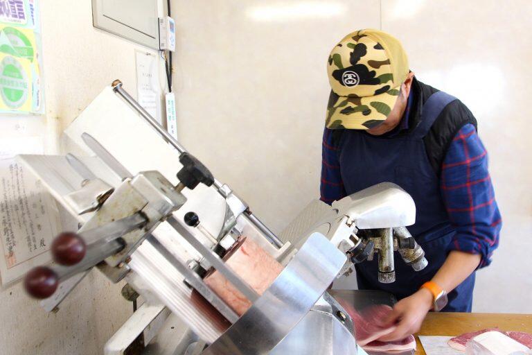 店主がお客様の好みや作る料理を聞いたうえで丁寧にカットしてくれると評判