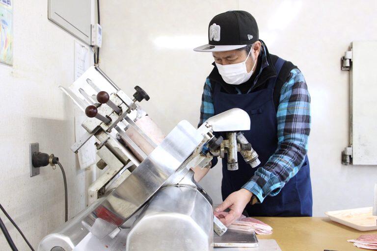 お客様一人ひとりの要望に応えるべく、お肉の厚さや作る料理などを聞いてから、お肉をカットしてくれる