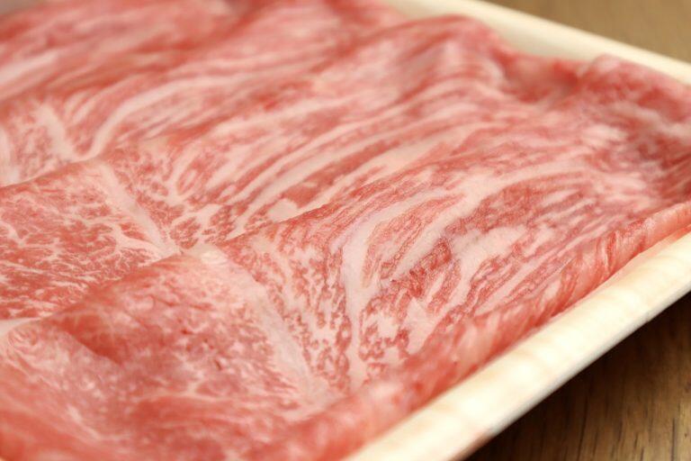 きめ細かなサシと美しい赤身が、なんとも美味しそう