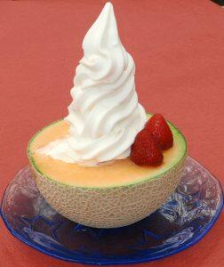 園内で収穫したメロンやイチゴのスイーツや、フルーツトマトのカレーなども味わえるカフェも併設