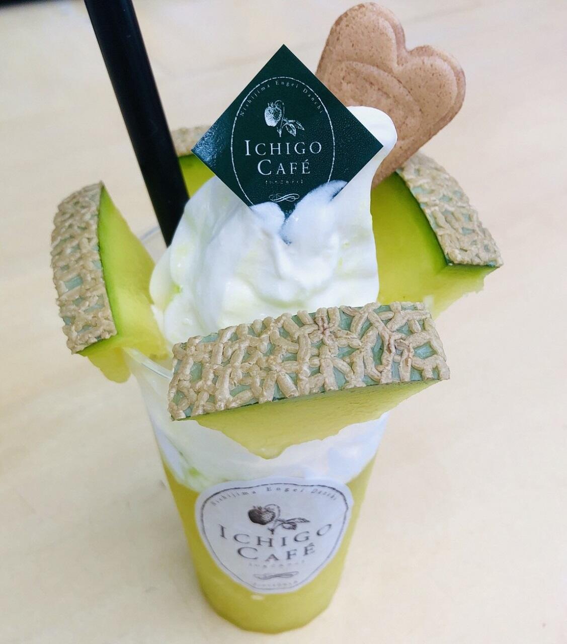 園内にあるカフェでは、フルーツのジュースやパフェ、パンケーキなどのスイーツが味わえる