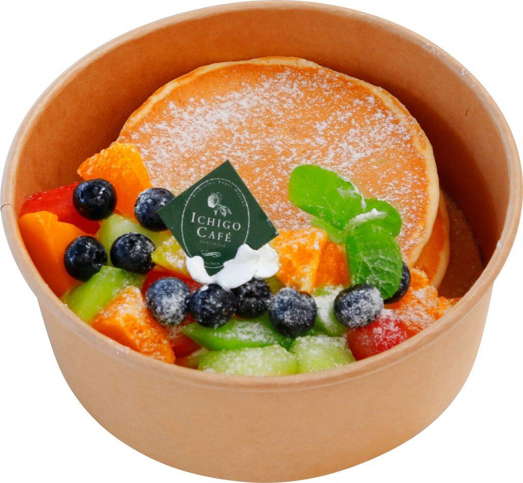 園内にあるカフェでは、フルーツのジュースやパフェ、パンケーキなどのスイーツが味わえる