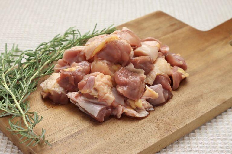 闘鶏と言われるだけあって、筋肉質で弾力のある肉質