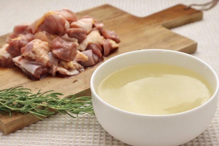 軍鶏のモモ肉とムネ肉に加え、軍鶏のガラからとった風味豊かなスープが付いています