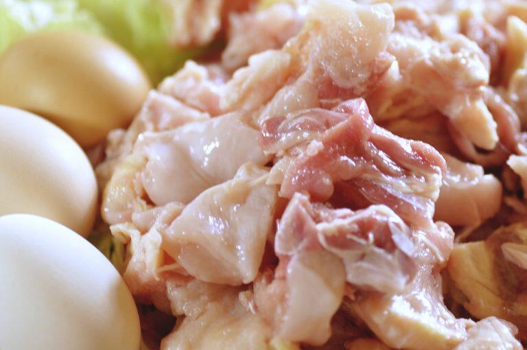 引き締まった弾力ある硬めの肉は、噛めば噛むほど味わい深く、旨味たっぷり。焼いて食べても美味しいのですが、おススメはやはり鍋