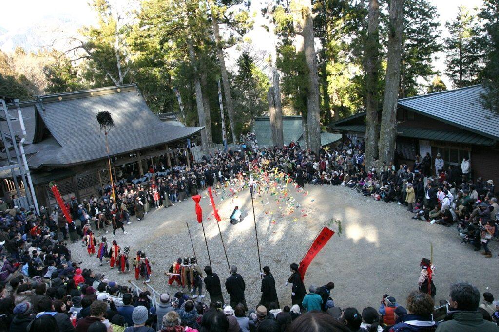 「秋葉祭り」の山場は長さ7mのヒノキの棒の先端に鳥の羽を付けた鳥毛(とりげ)を、約10m離れた2人が投げあう鳥毛ひねり!