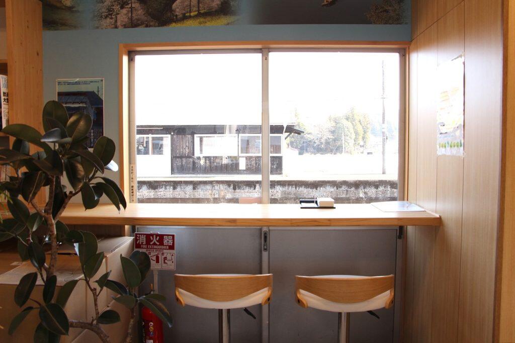 列車や線路を望めるカウンター席