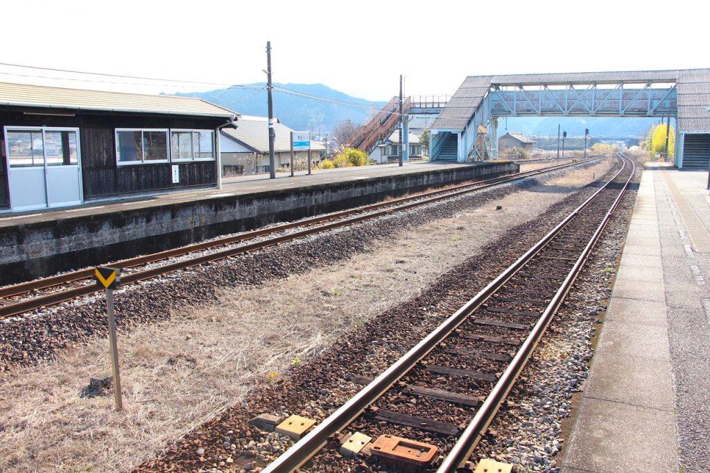 駅員が常駐しない小さな駅舎でありながら、3本もの線路が通っています。