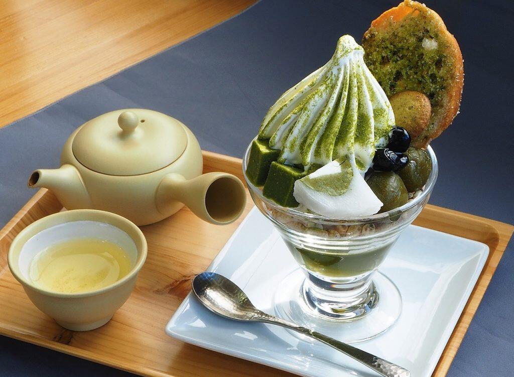 みずもちや茶畑ラスクなどをトッピングした「茶畑パフェ」