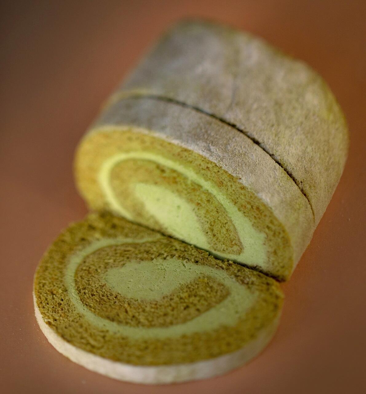 池川一番茶と高知県産の生クリームをたっぷり使ったほろ苦い大人の味の「茶畑ロール」