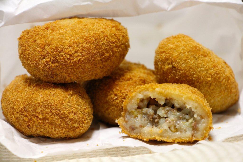 店頭では、絶品と名高く、いつもすぐに売切れてしまうコロッケや唐揚げも販売