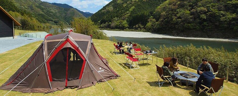 テーブルやチェア、バーベキューセットやキッチン道具、ランタンやクーラーボックスなどのスノーピーク製品もレンタルできます