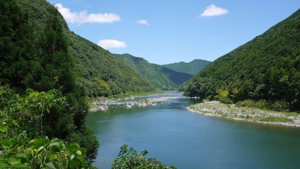 高知県の中西部に位置する越知町(おちちょう)は、第81代天皇・安徳天皇(あんとくてんのう)の陵墓参考地となっている横倉山や落差34mの大樽の滝、欄干のない橋・沈下橋などで知られる自然と歴史ロマンを感じる町