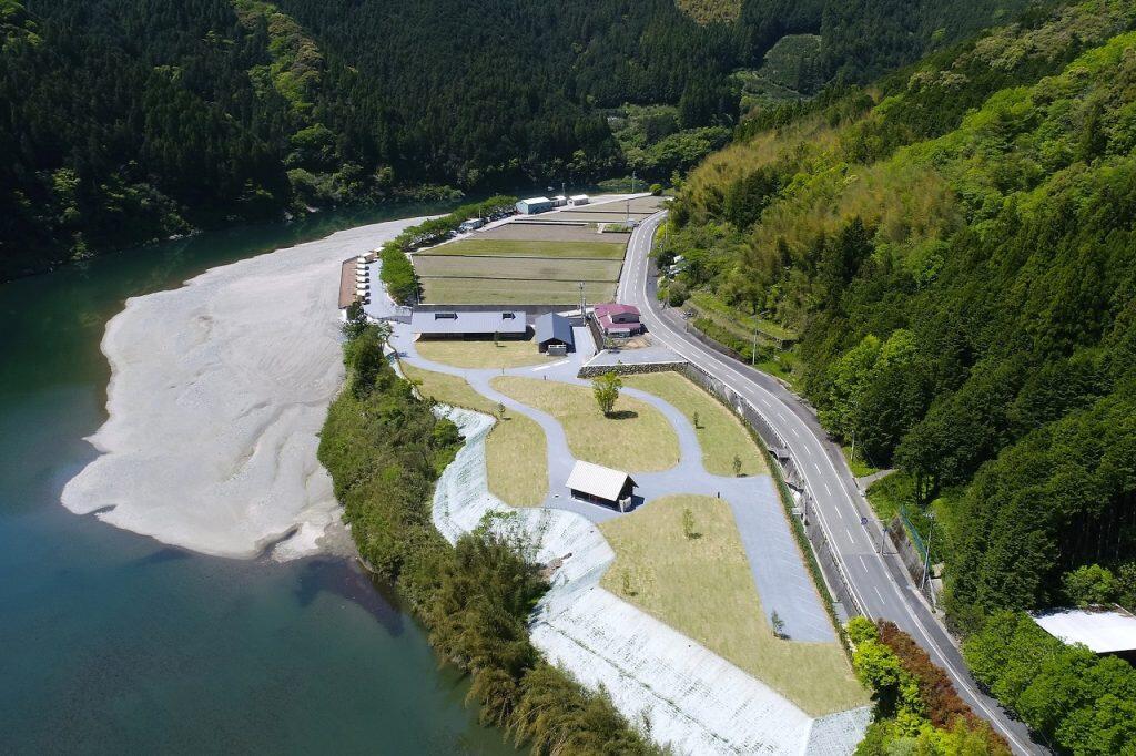 「スノーピークおち仁淀川キャンプフィールド」は、仁淀川に面した芝生のフィールドに、オートキャンプサイト30区画と、世界的な建築家・隈研吾氏がデザインしたモバイルハウス「住箱-JYUBAKO-」を10棟設置した宿泊棟を完備。