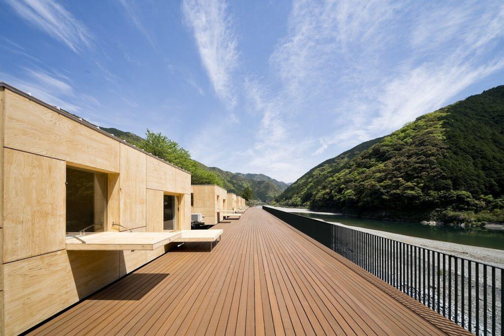 「住箱」には、ベットやテーブル、エアコンなどを完備。自然と一体化したような木の温もり溢れる開放的な室内から眺める仁淀川は格別!