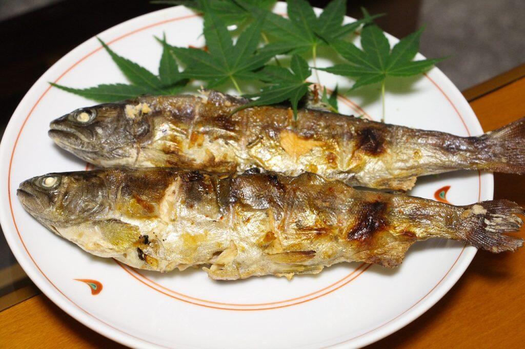 オススメの食べ方は、やっぱり塩焼き!香ばしく焼きあがったアマゴを皮ごとパクリと頂けば、淡白で程よい脂の甘みが広がり、ふっくらした身の食感が楽しめますよ!