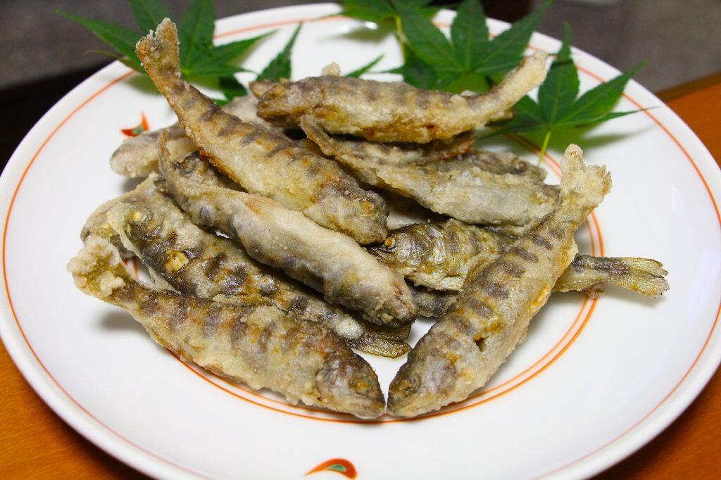 6〜8月は、8〜10g程度の稚魚を販売しているので、フライにして食べると、これもまた絶品だそうです!