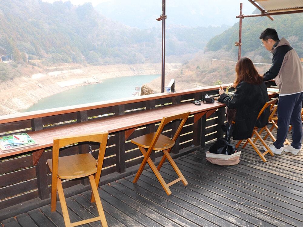 ダムを一望できるテラス席の写真/茶農家の店あすなろ