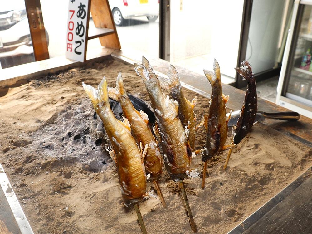 鮎・あめごの塩焼きの様子/茶屋「ドライブイン引地橋」