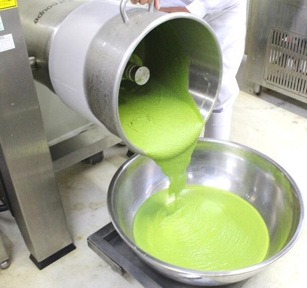 畑を加工場のすぐ近くに配置し、気温の低い早朝に収穫した直後、出荷や加工をする