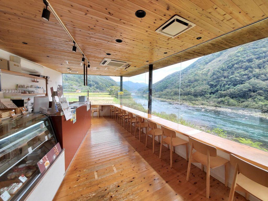 季節ごとに表情を変える四万十の風景を見ながら、おいしい手作りスイーツが味わえます